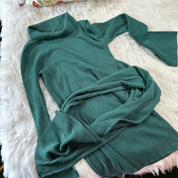 Free People • Carine Dark Green Tunic Sweater in Jaded - Picture 10 of 16